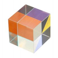 Prismă opticã pentru combinarea sau separarea culorilor RGB