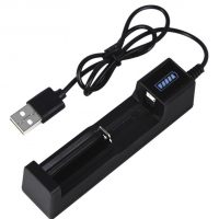Încărcător universal pentru acumulatoare